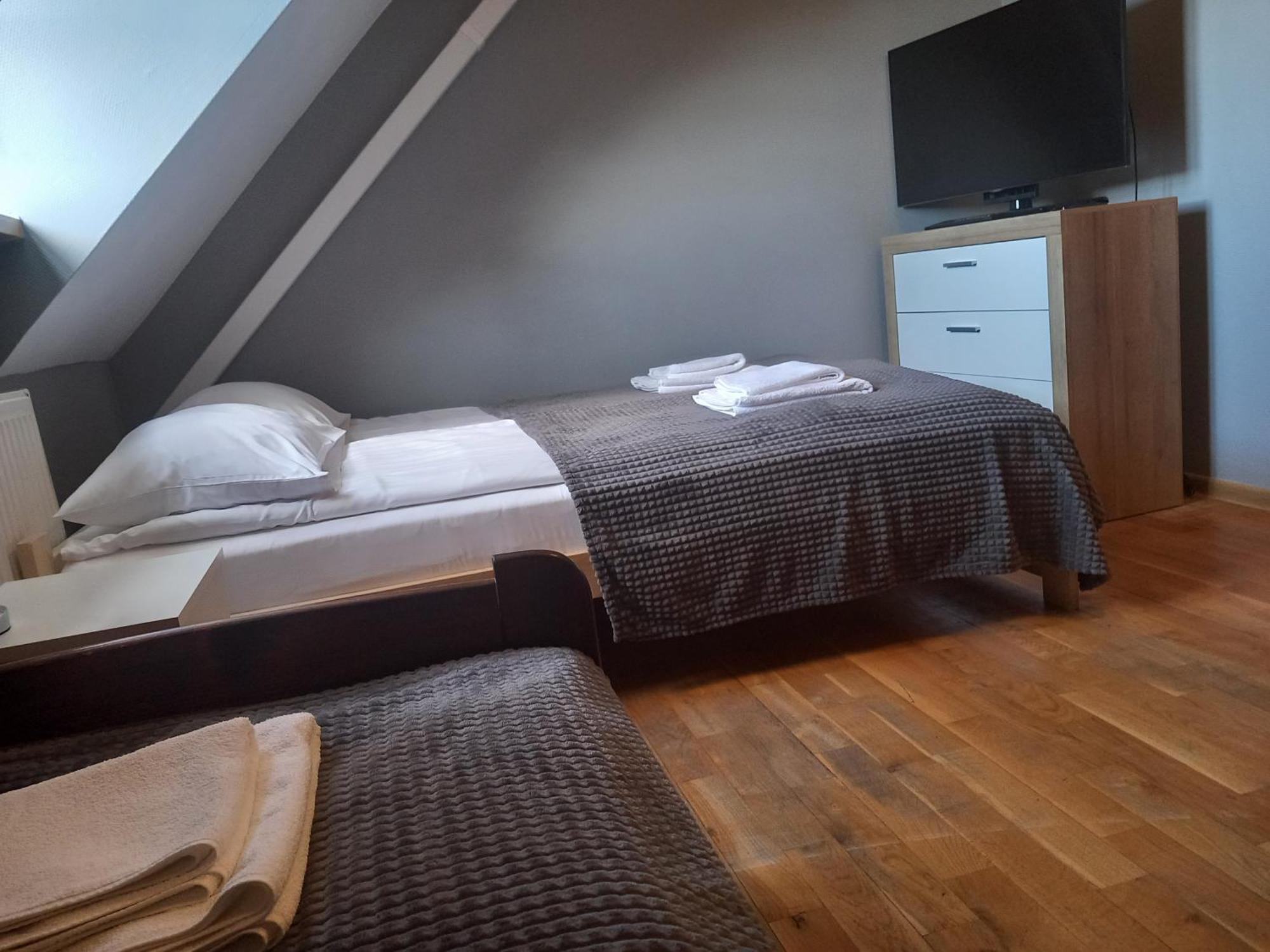 Hotel Dobry Klimat à Uniejów Extérieur photo